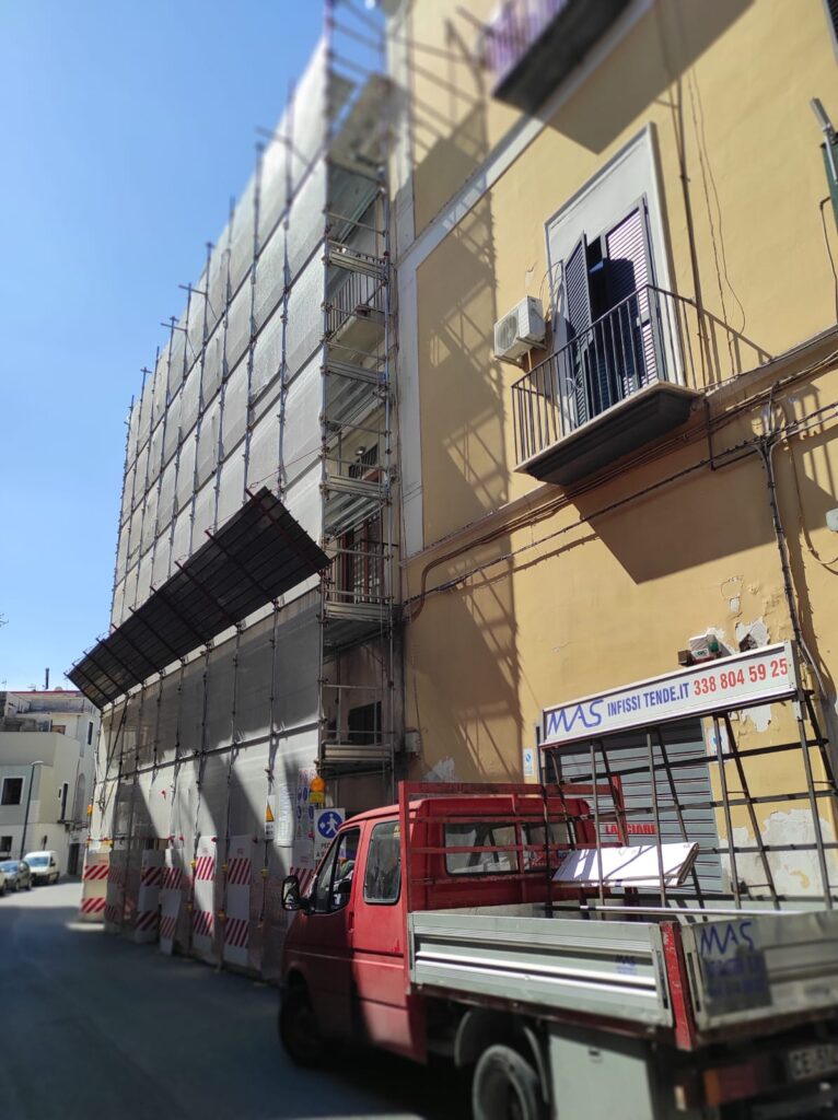 PRODUZIONE E MONTAGGIO INFISSI